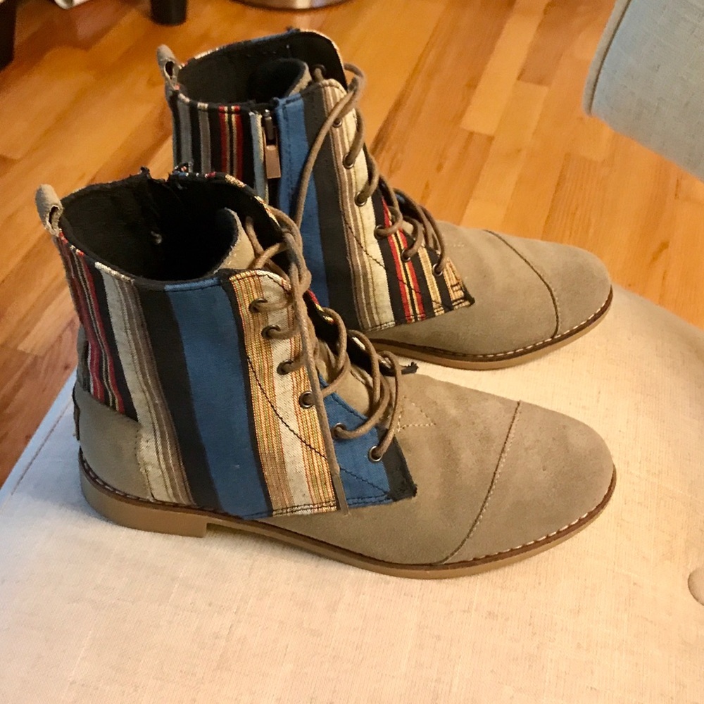 TOMs multi color boots, Sz 6